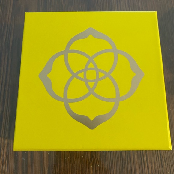 Kendra Scott Cream Jewelry Pouch with Yellow box - Picture 4 of 7